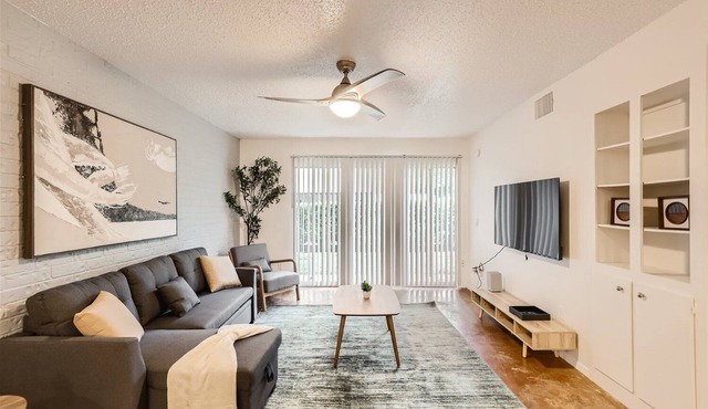 2B Getaway Steps to Dtwn | Sleeps 6 | Pool, Prkg