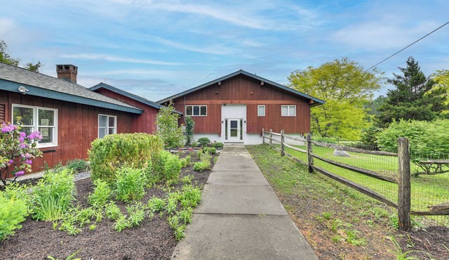 3 Acres, Mtn Views, Hot Tub, Steps to Winery