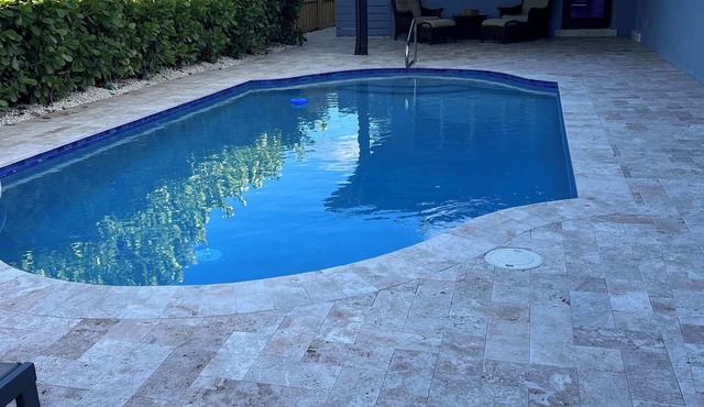 3 bedroom 2 bath heated pool, 1 block to Wilton Dr close to Beaches Sleeps 6