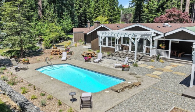 6bd/4ba Redwood Lodge Retreat w/Pool
