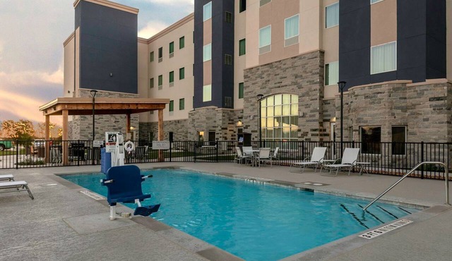 ADA Suite w/Pool Access | Breakfast Included