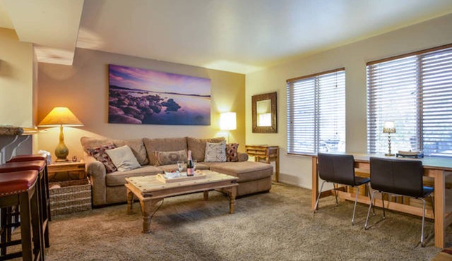 Amazing Upscale Condo w/Pool, Hottub, Tennis, 65" HD TV, WiFi, walk to town .