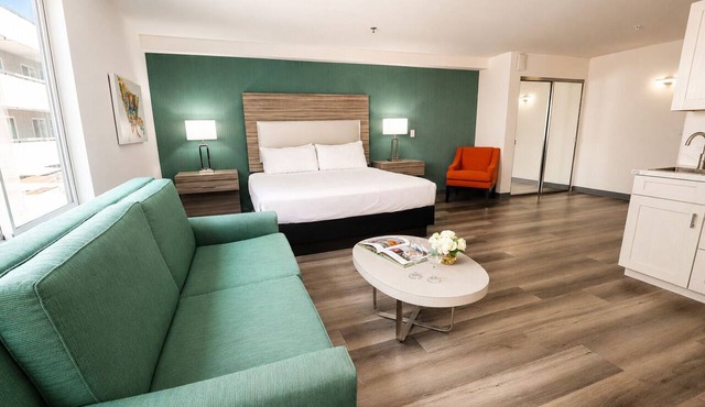 Artistic Studio King Suite Close to San Diego Harbor, Museums and Nightlife