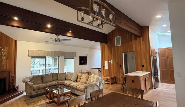 Awesome Remodeled Condo Across From Hyatt & Lake