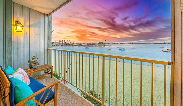 Bayfront Townhome, Fireworks & Views, Steps from Eateries & Bars