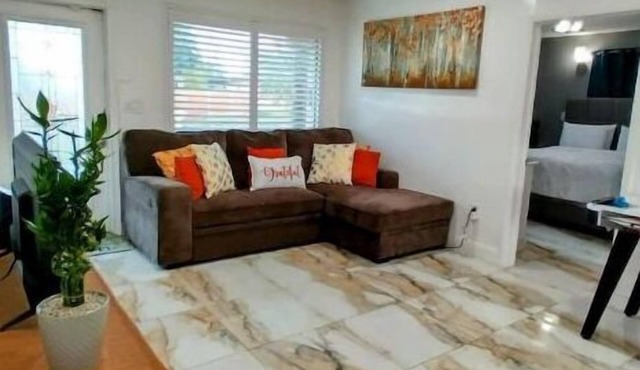 Be Our Guests! Cozy 3/2 w/Oversized Yard Awaits