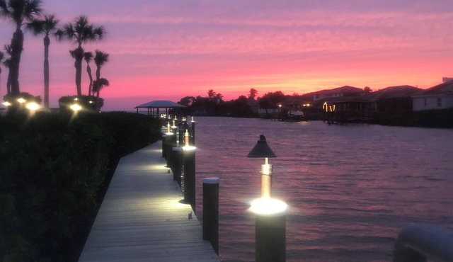 Beautiful 2 Bedroom Waterfront Beach Condo in the Cape Canaveral Area!
