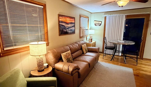 Beautiful Creekside Cottage with Private Deck in Maggie Valley