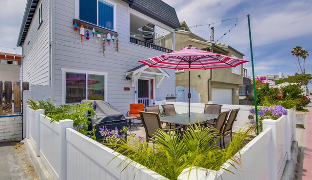 BOOK YOUR SUMMER VACATION NOW! JUST STEPS TO MISSION BEACH! ( SLEEPS 8 )