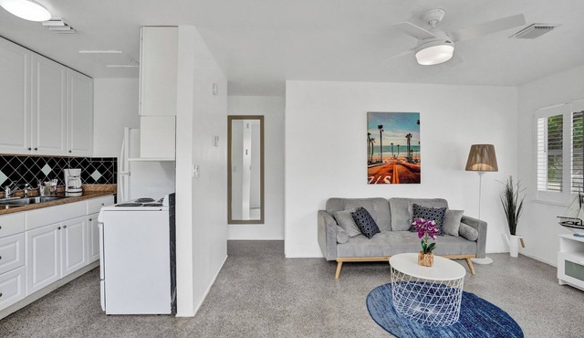 Breezy 1 Bed 1 Bath Apt Minutes to the Sea, Pool