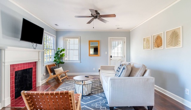 Bright Bungalow Close to Uptown