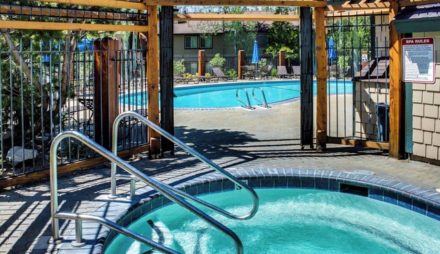 Bright condo with outdoor pool, hot tub, tennis, sauna & patio - walk to lake