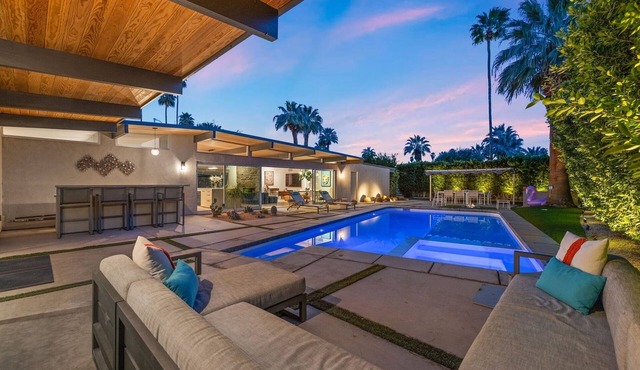 Bright, Dog Friendly, Bungalow with Ozone Pool, Firepit and Mountain Views!