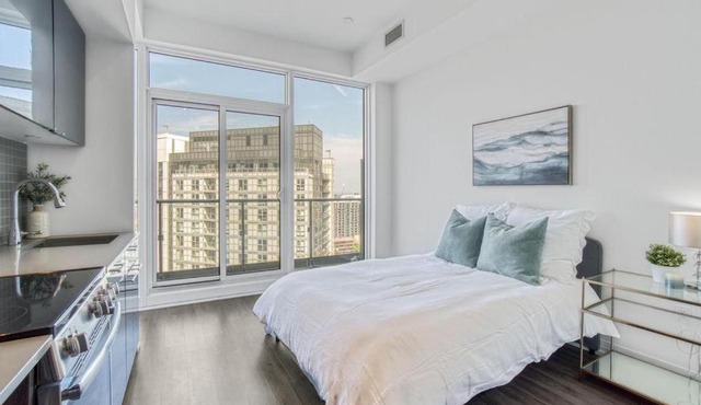 Bright Downtown Studio, Private Balcony & Views in Toronto