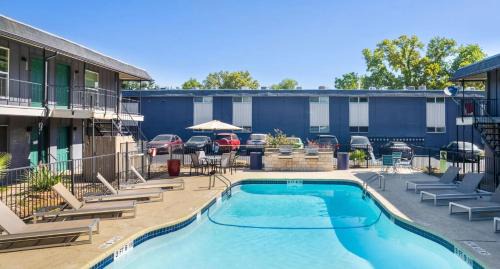 Central Quaint 1BR King Suites Close to UT, Moody Center, & DT