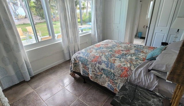 Charming 2 bed, 2 bath cottage 100 feet from private sandy ocean beach in Islamorada