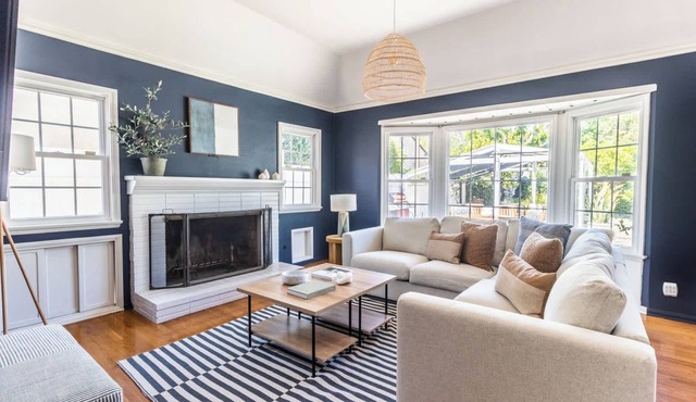 Charming Cottage Retreat w Pool in West LA Oasis