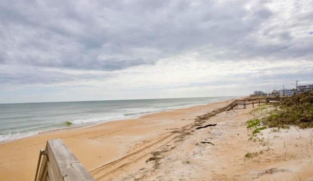Charming front beach 2-bedroom condo with pool, WiFi, in serene Ormond Beach in Ormond Beach