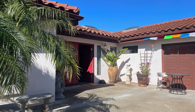 Charming Shared 1-bedroom in fabulous Oceanside house with AC, WiFi