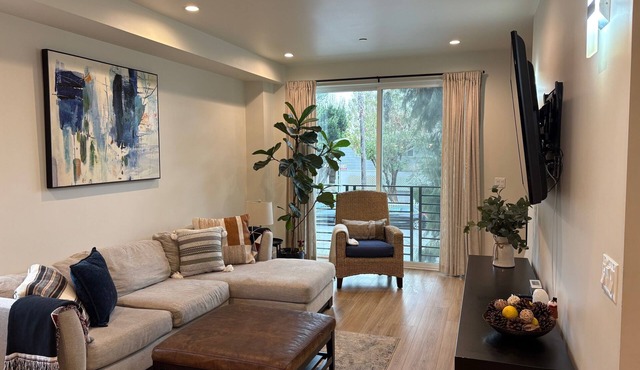 Cheerful 3B/3.5 Bath Family friendly Townhouse!