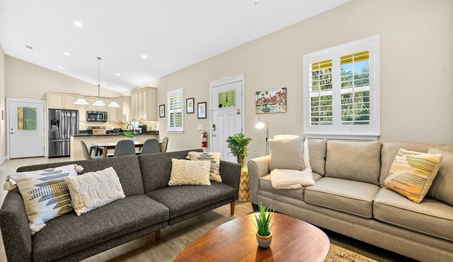 Citrus Hideaway l Hot Tub l 1 Block to Downtown