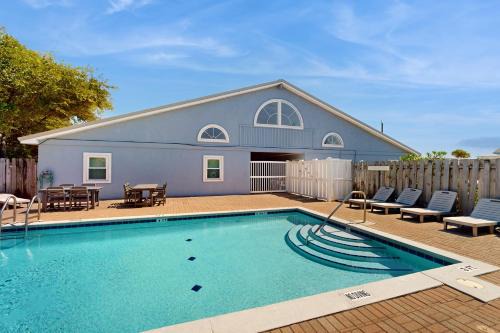 Classic Beach Condo with a Shared Pool Loft & Grill - Walk to the Beach