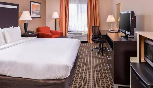 Comfort and Convenience! On-Site Dining, Free Parking, Free Breakfast
