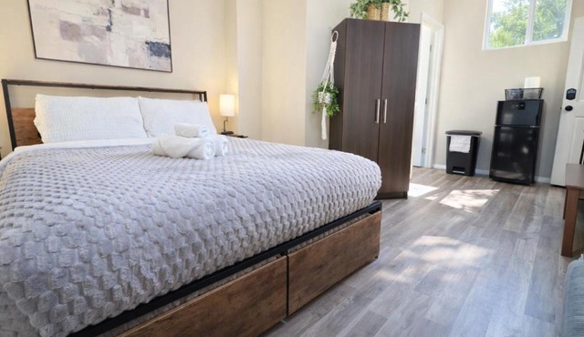 Comfortable Guest Studio by Cedars-Sinai, Beverly Center and Beverly Hills