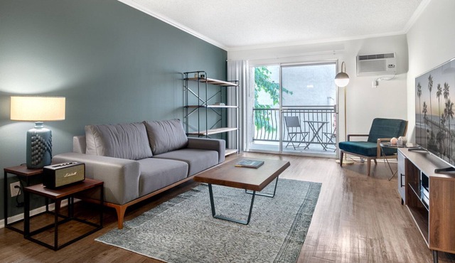 Comfy Palms 1BR w/ Gym + Pool, 15 mins to beach by Blueground