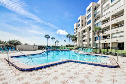 Completely renovated oceanfront condo w/washer/dryer & shared pool/tennis