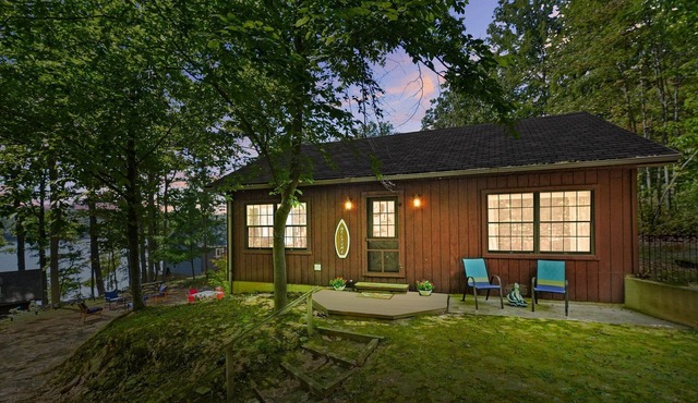 Cottage on Sunrise Lake, Hot Tub, Bonfire, Beach, kayaks, Dock, ORV Trails