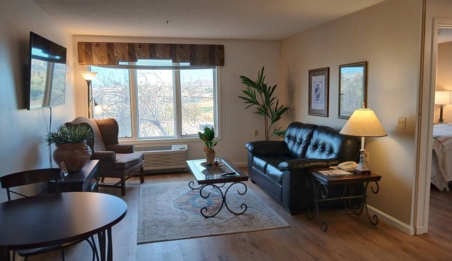 Cozy 1-bedroom condo in lovely Mesquite with Views, Hot Tub, Pool, AC, and Gym