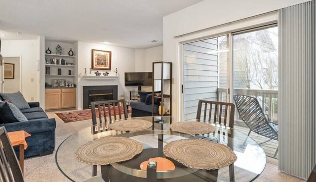 Cozy 1-BR apartment with a seasonal pool!
