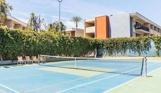 Cozy 2-bd apt in charming Los Angeles with AC, gym, pool, tennis ! text !