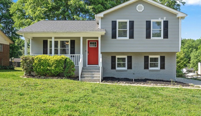 Cozy 3BR Gem with Home Theater near Uptown & Airport
