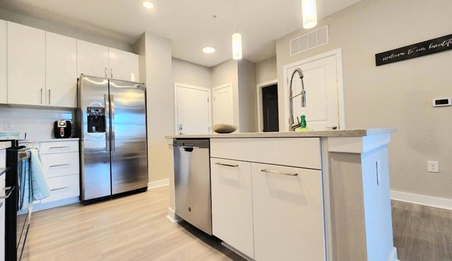 Cozy apartment located near boutiques, bars, restaurants, & major sport stadiums