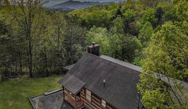 Cozy Log Cabin~Great for Couples~Mountain Views~Hot Tub