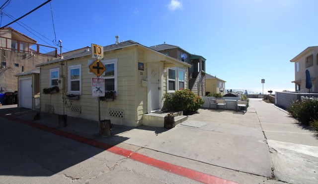 Cozy Ocean View Beach Cottage, Steps to Ocean, Lots of Character -1br- Sleeps 5