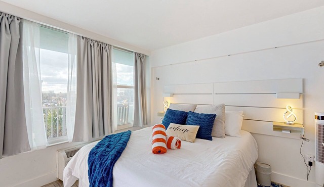Cozy Oceanfront Studio with Balcony, Pool & Beach Access