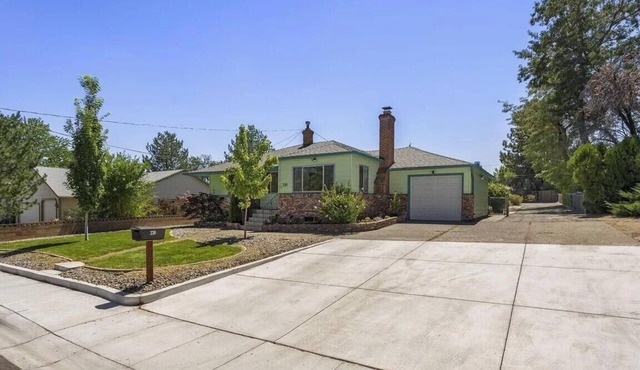 Custom 4bed/3bath house, central heat/AC, 10-15 mins to most attractions
