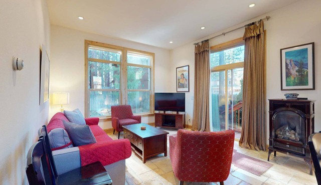 Custom South Lake Tahoe Cottage for 6 Close to Parks and Beaches