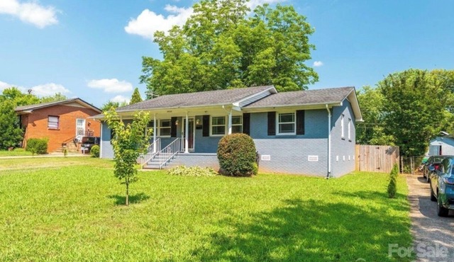 Delightful Ranch style 3 bedroom/2 bath house with a huge fenced in backyard.