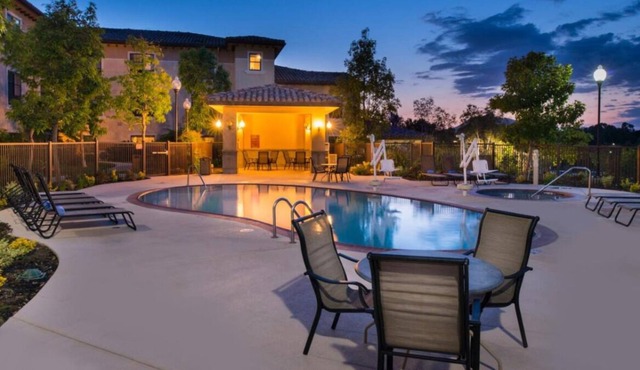 Discover Nature and Culture in Thousand Oaks! W/Private Kitchenette! Onsite Pool