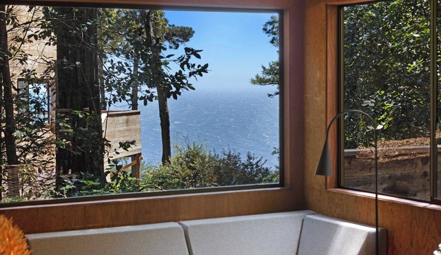 Dog-Friendly Cabin with Ocean View, Private Hot Tub & BBQ near the Lodge