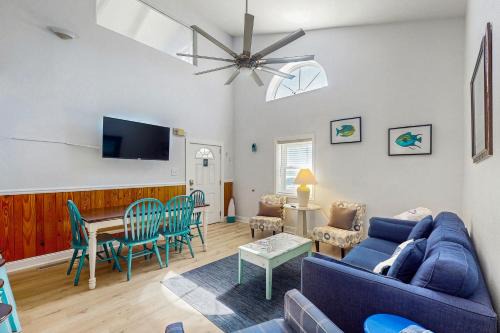 Dog-friendly Condo with a Shared Pool Great Beach Vibes & Stunning Views