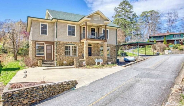 Dog-Friendly Duplex - Central AC, WiFi & Fireplace - Steps to Pool and Tennis