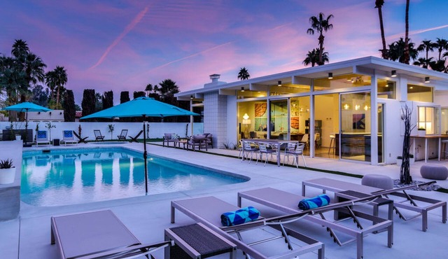 Dog Friendly Iconic Krisel home w/fantastic pool, spa, firepit & mountain views