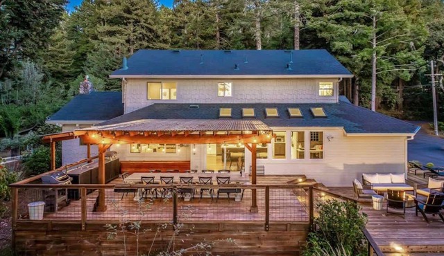 Elks Landing - Hot Tub and Tastings Included