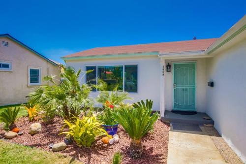 Emerald Sea - 2 BD beach cottage with large yard - pet friendly
