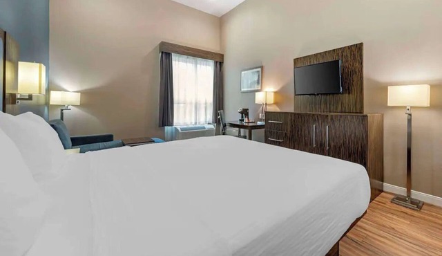Experience Comfort Near Lake Pflugerville - 3.5 miles | Free Parking & Breakfast